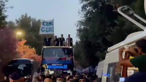 L’Italia festeggia per le vie di Roma sul pullman scoperto. Il video preview