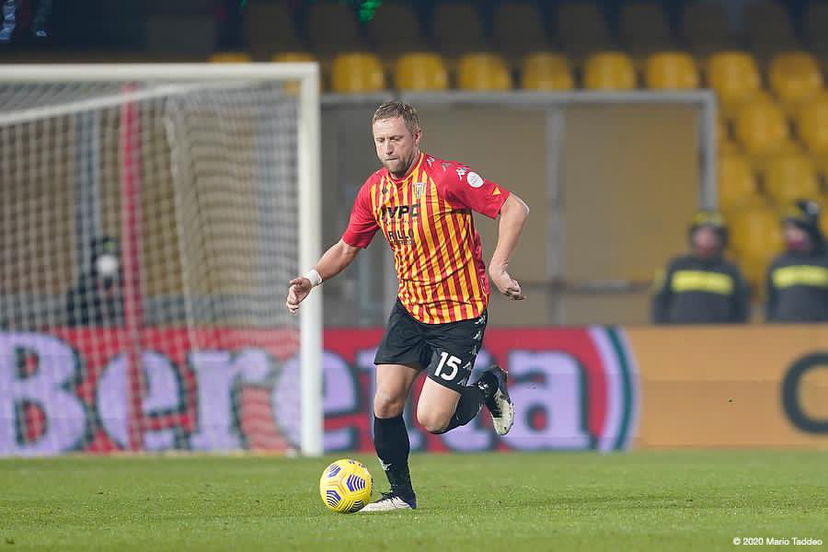 Benevento, paura per Glik. Il polacco è cosciente in ospedale dopo un violentissimo calcio in faccia da Leris preview