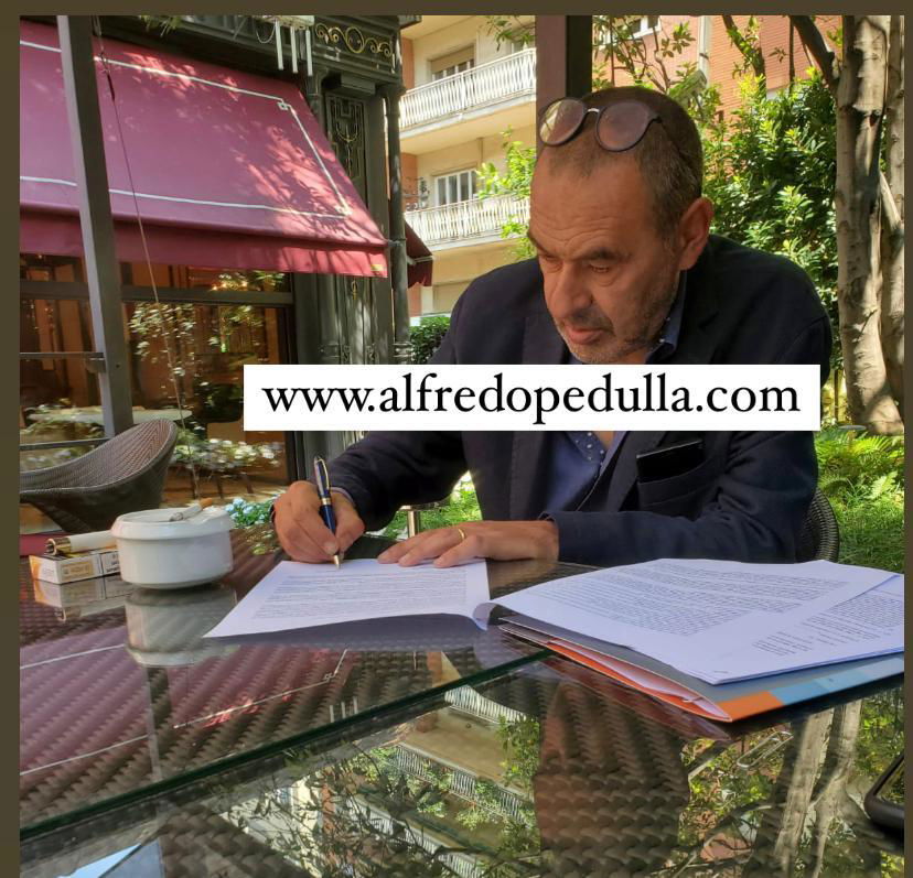 Esclusiva: Sarri, la foto della firma con la Lazio preview