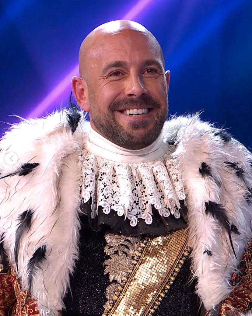Reina showman per una sera: esibizione canora vestito da…pinguino! preview