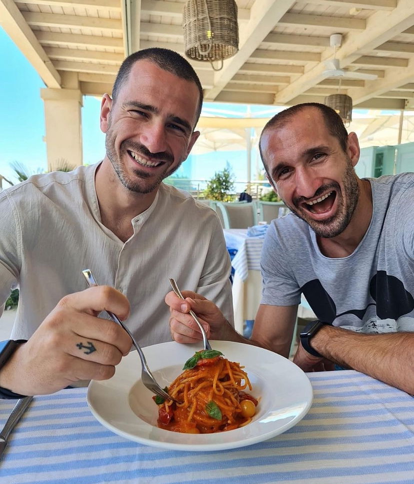 Bonucci ironizza sui social con Chiellini: “Noi continuiamo a mangiare pastasciutta… E voi?” preview