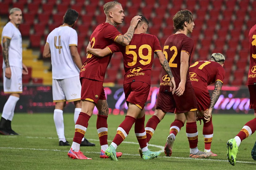 Triestina-Roma 0-1: decide Zalewski. Mourinho applaude Bove preview