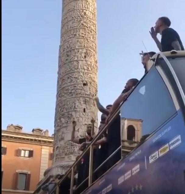 Azzurri sul pullman scoperto per le strade di Roma in un tripudio di tifosi. Il video preview