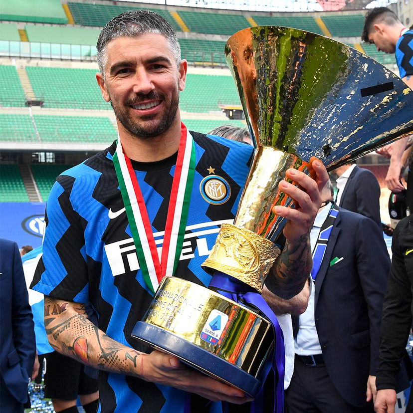 Kolarov lascia il calcio: “Sono grato di essere riuscito a realizzare il mio sogno” preview