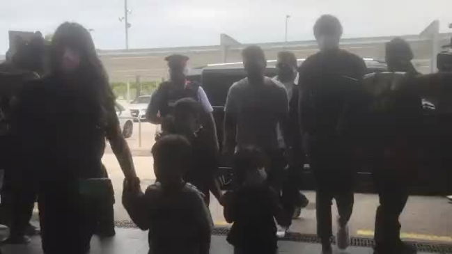 Messi e famiglia sono arrivati in aeroporto, destinazione Parigi preview