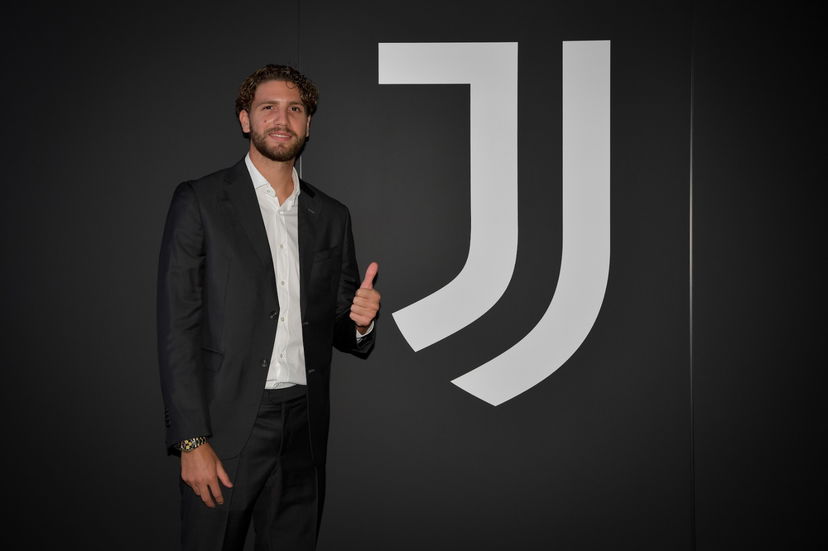 Locatelli, messaggio d’amore su Instagram. E arrivano gli applausi di Pjanic preview