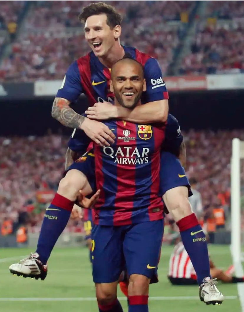 Dani Alves, simpatico omaggio social a Messi: “Dopo la mia ragazza, il partner migliore” preview