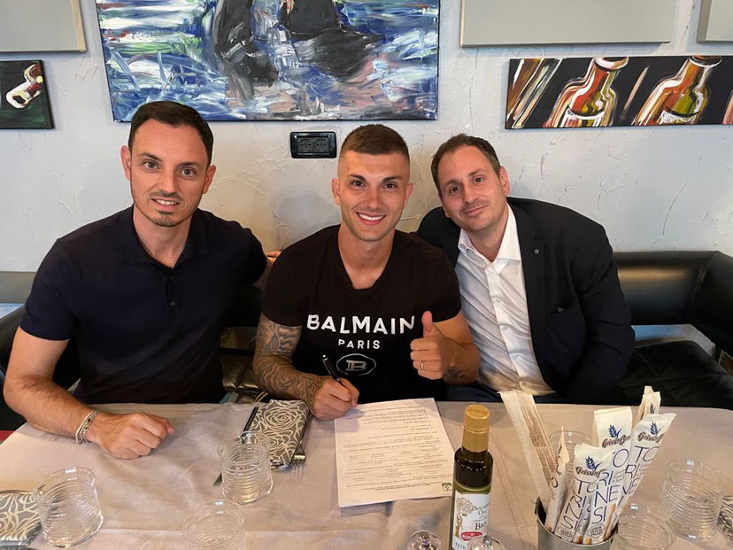 Strefezza al Lecce: la foto della firma preview