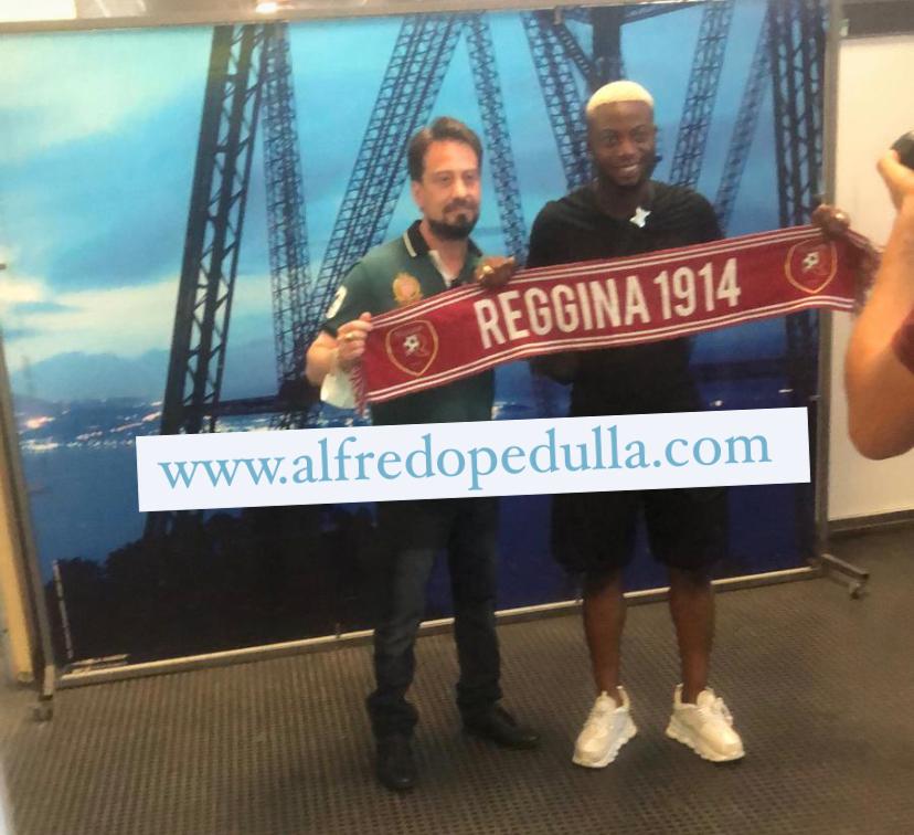 Adjapong alla Reggina: ecco la foto dopo la firma article-post