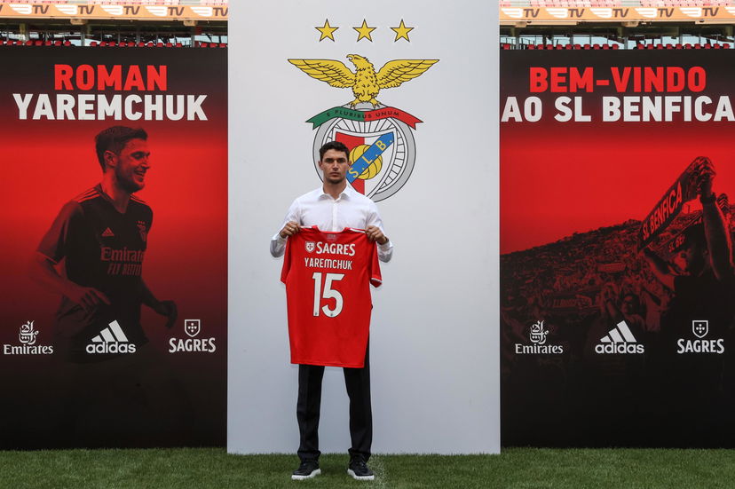 Yaremchuk esulta e mostra lo stemma dell’Ucraina: “Situazione difficile nel mio paese” preview