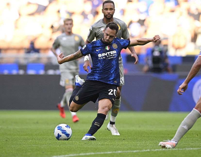 Calhanoglu: “Il mio futuro? Voglio restare. La sconfitta col Milan mi ha fatto male” preview