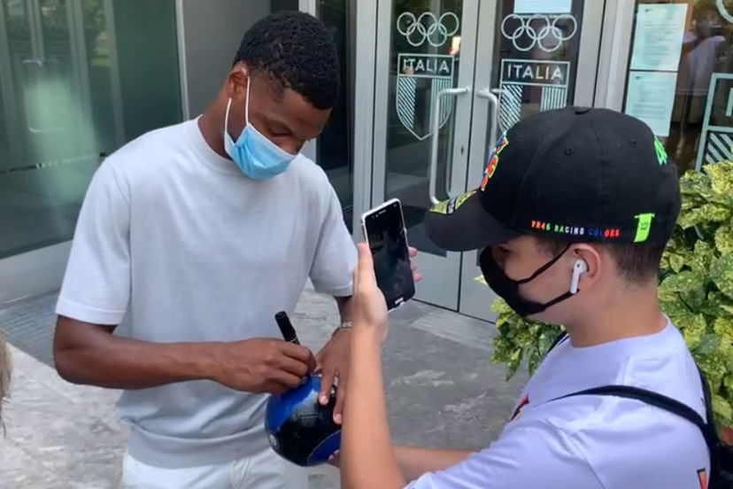 Dumfries, visite mediche concluse. Selfie e autografi con i tifosi. Il video preview