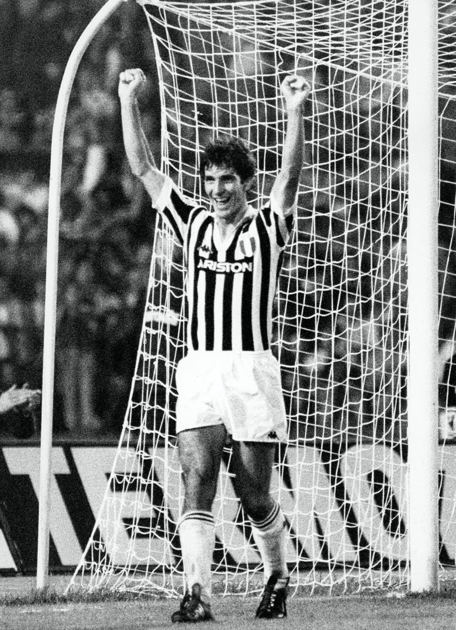 Paolo Rossi oggi avrebbe festeggiato i suoi 65 anni, la Juve lo ricorda così: “Il sorriso di Pablito” article-post