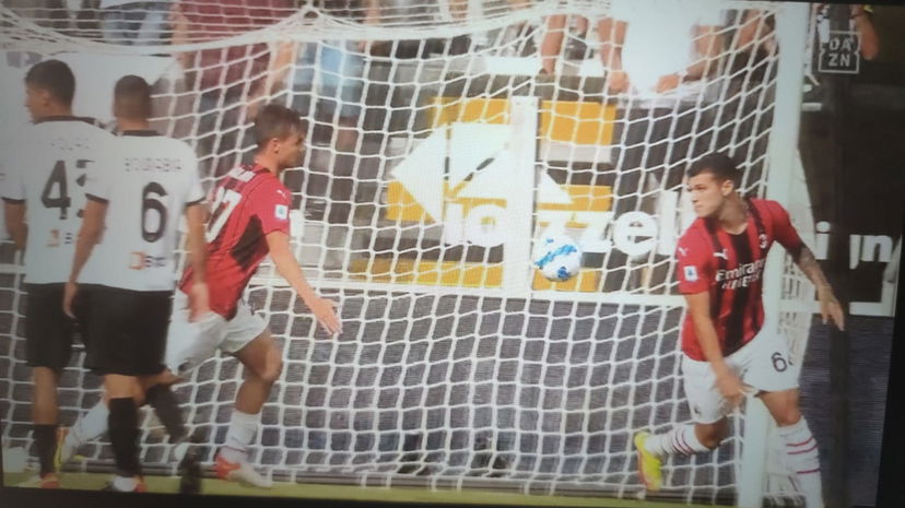 Daniel segna, Paolo esulta: Maldini porta in vantaggio il Milan preview