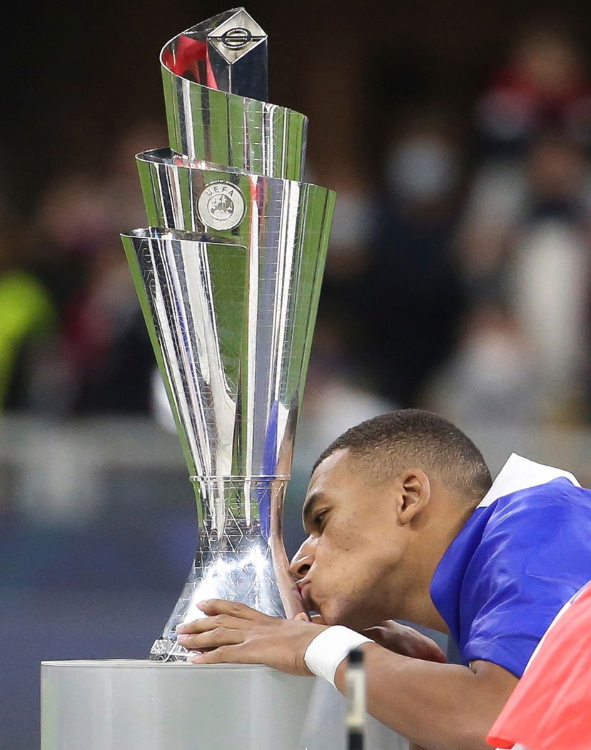 Mbappé: “Dopo l’Europeo volevo lasciare la Nazionale. Qualcuno mi ha chiamato scimmia. Vi spiego perché sono rimasto al PSG” preview