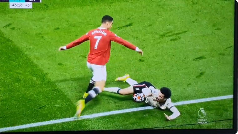 Lo United viene travolto e CR7 perde la testa: calcio ad un avversario a terra. Il video article-post