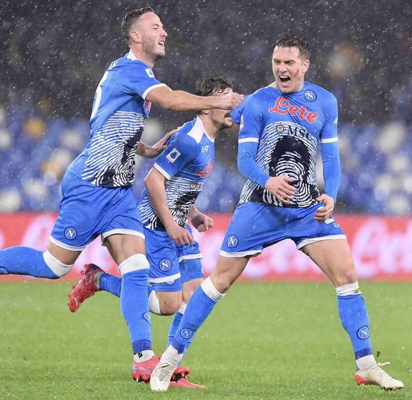 Spalletti domina e stravince la sfida con Sarri: 4-0. Il Napoli da solo in vetta article-post