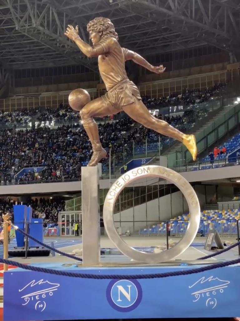 Napoli rende onore a Maradona: svelata la sua statua Napoli rende onore a Maradona: svelata la sua statua