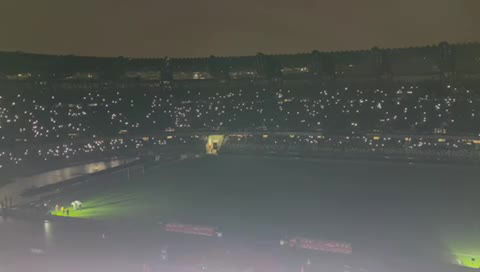 Il tributo a Maradona: le immagini nel buio dello stadio. Il video Il tributo a Maradona: le immagini nel buio dello stadio. Il video