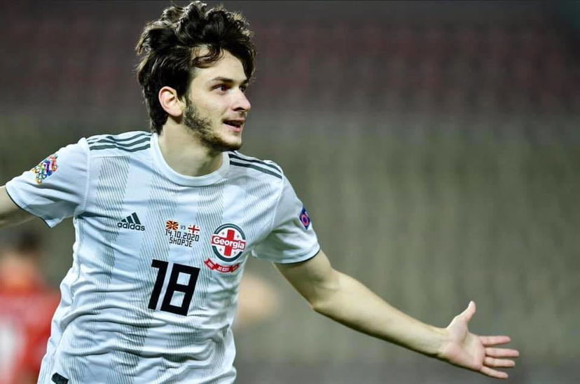 Problemi per Kvaratskhelia durante Georgia-Grecia. Il giocatore del Napoli costretto a uscire preview