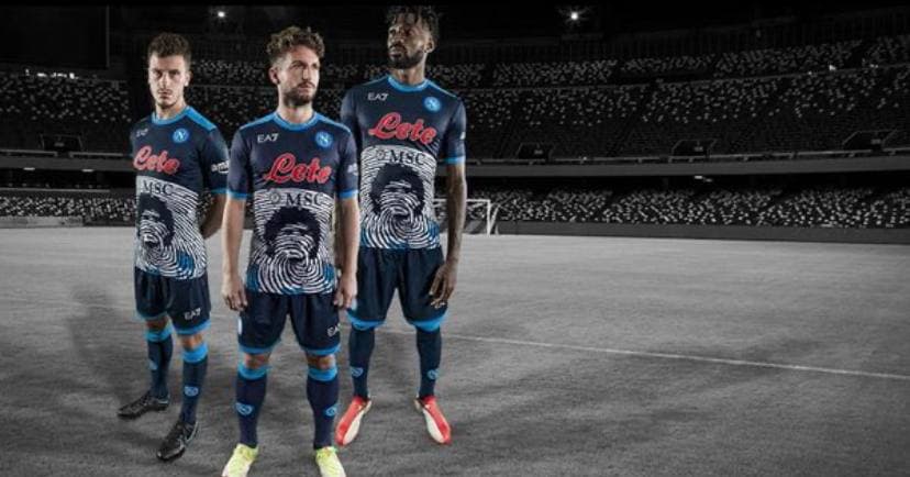 Il Napoli omaggia Maradona: maglia celebrativa per l’anniversario della scomparsa article-post