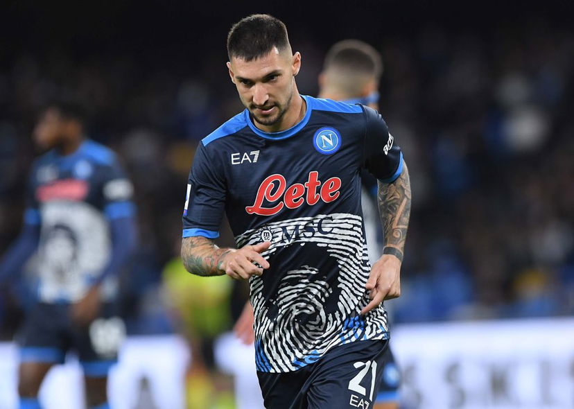 Politano sbaglia un rigore, Osimhen sblocca: 1-0 Napoli in casa Samp all’intervallo. Espulso Rincon preview