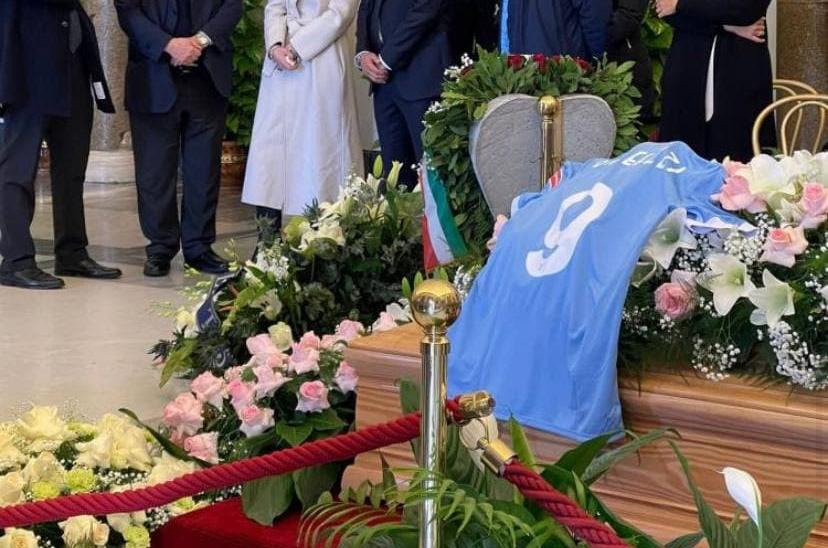 La Lazio omaggia Galeazzi: maglia biancoceleste nella camera ardente. Lotito: “Sapeva far emozionare” preview