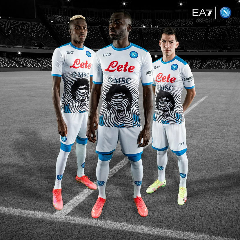 Maglia con il volto di Maradona, il legale del Napoli: “Club estraneo alla vicenda” preview