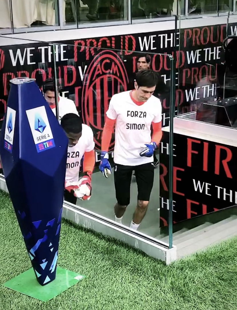 Il Milan si riscalda con una maglietta tutta per Kjaer: “Forza Simon” preview