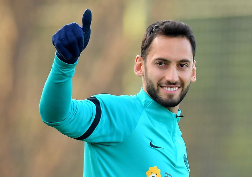 Calhanoglu contro Rapuano: “Rispettiamo gli arbitri, però non possono sbagliare così” preview