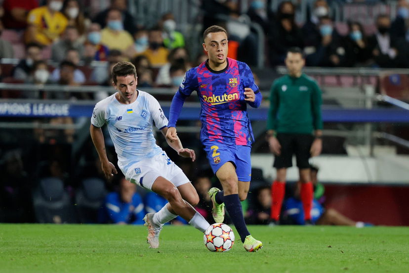 Sergiño Dest verso Milano. Il terzino è arrivato all’aeroporto di Barcellona preview