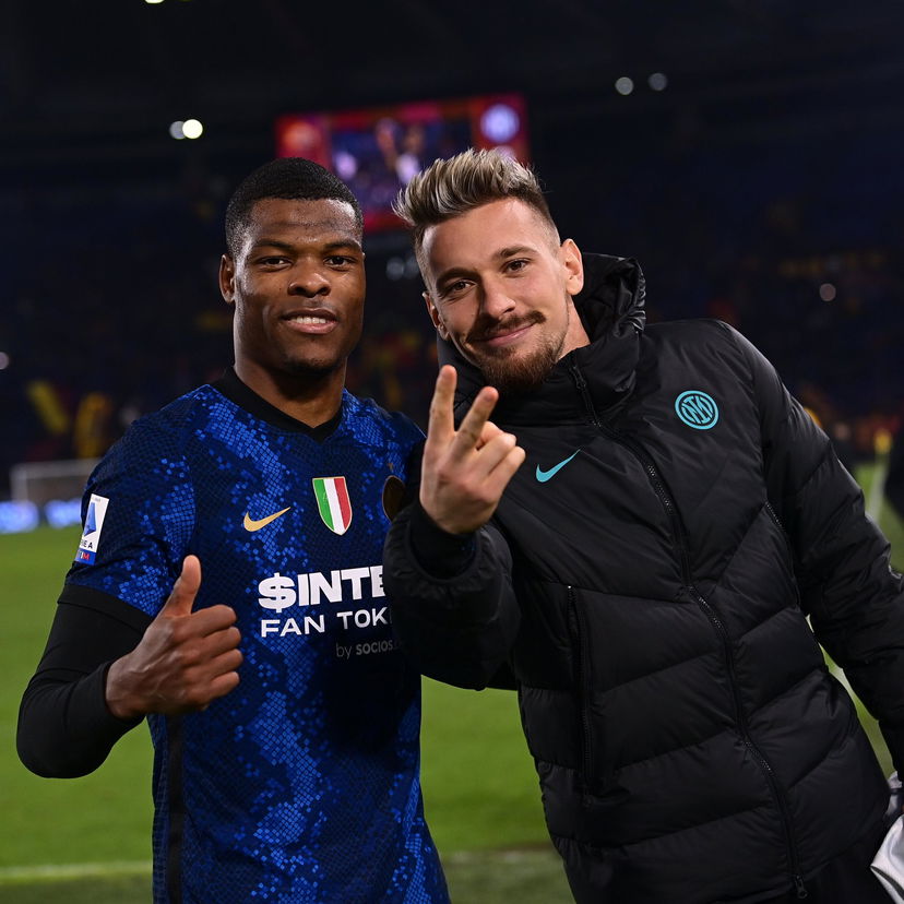 L’Inter ironizza su Twitter: “Guida viaggi per Amsterdam in vendita, no perditempo” preview