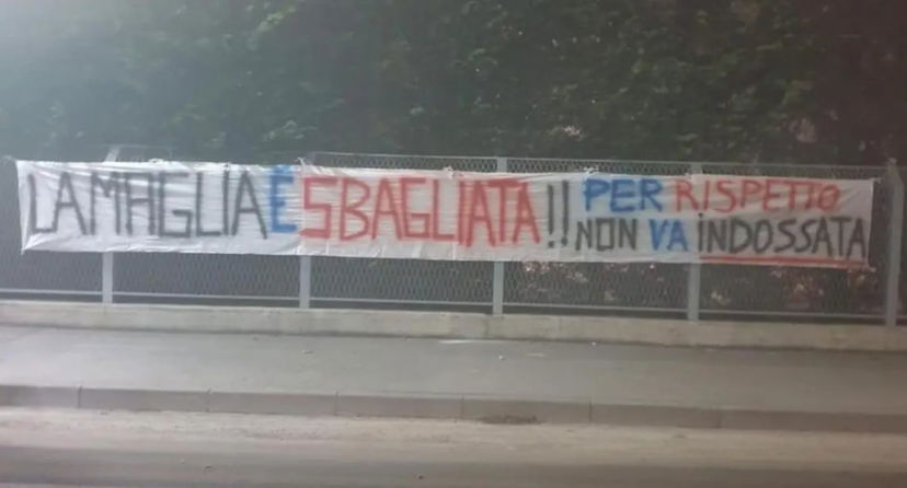 Torino al posto di Bergamo sulla divisa, lo striscione dei tifosi dell’Atalanta: “La maglia è sbagliata. Per rispetto non va indossata” preview
