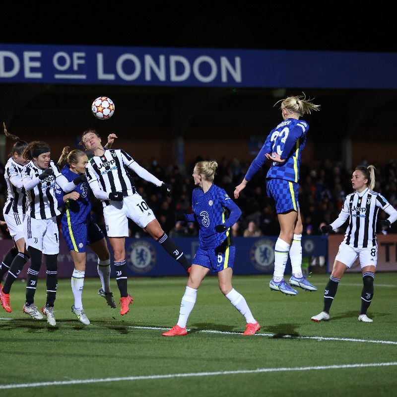 Chelsea-Juve femminile: un invasore entra in campo. La calciatrice lo ferma con una spallata e viene ammonita preview