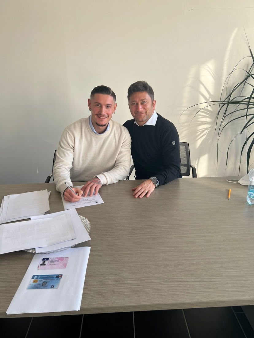 Mazzocchi alla Salernitana, la foto della firma preview