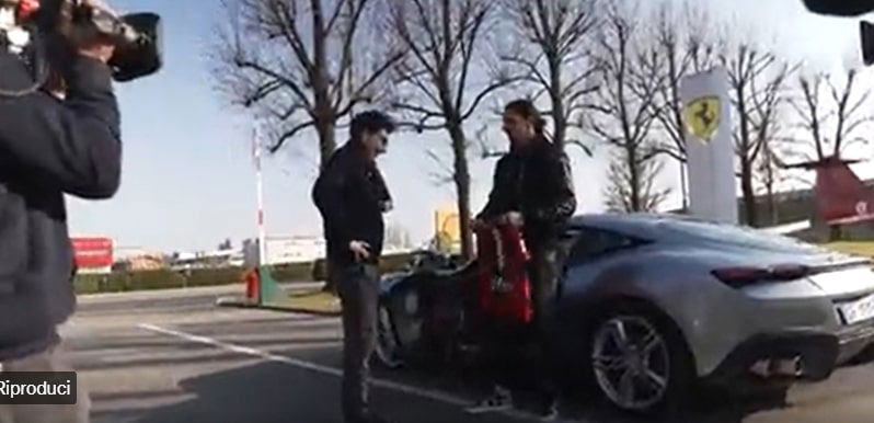 Ibrahimovic regala una maglia del Milan a Binotto: “So che sei dell’Inter, nessuno è perfetto”. Il video preview