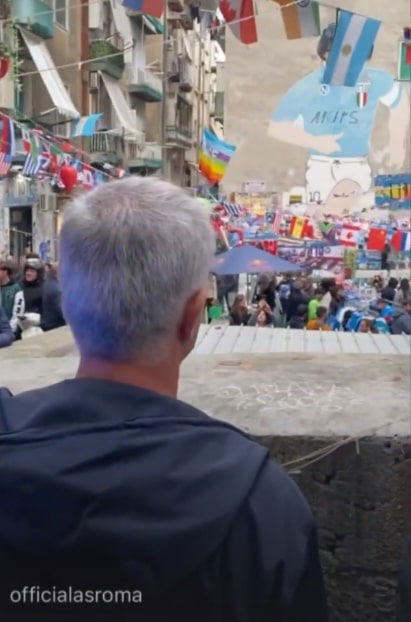 Mourinho omaggia Maradona al murale dei Quartieri Spagnoli. Il video preview