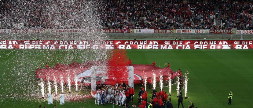 Il Bari torna in B, le foto della premiazione preview