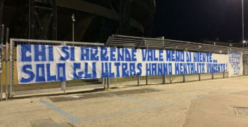 Napoli, lo striscione della Curva B davanti al Maradona: “Chi si arrende vale meno di niente” preview