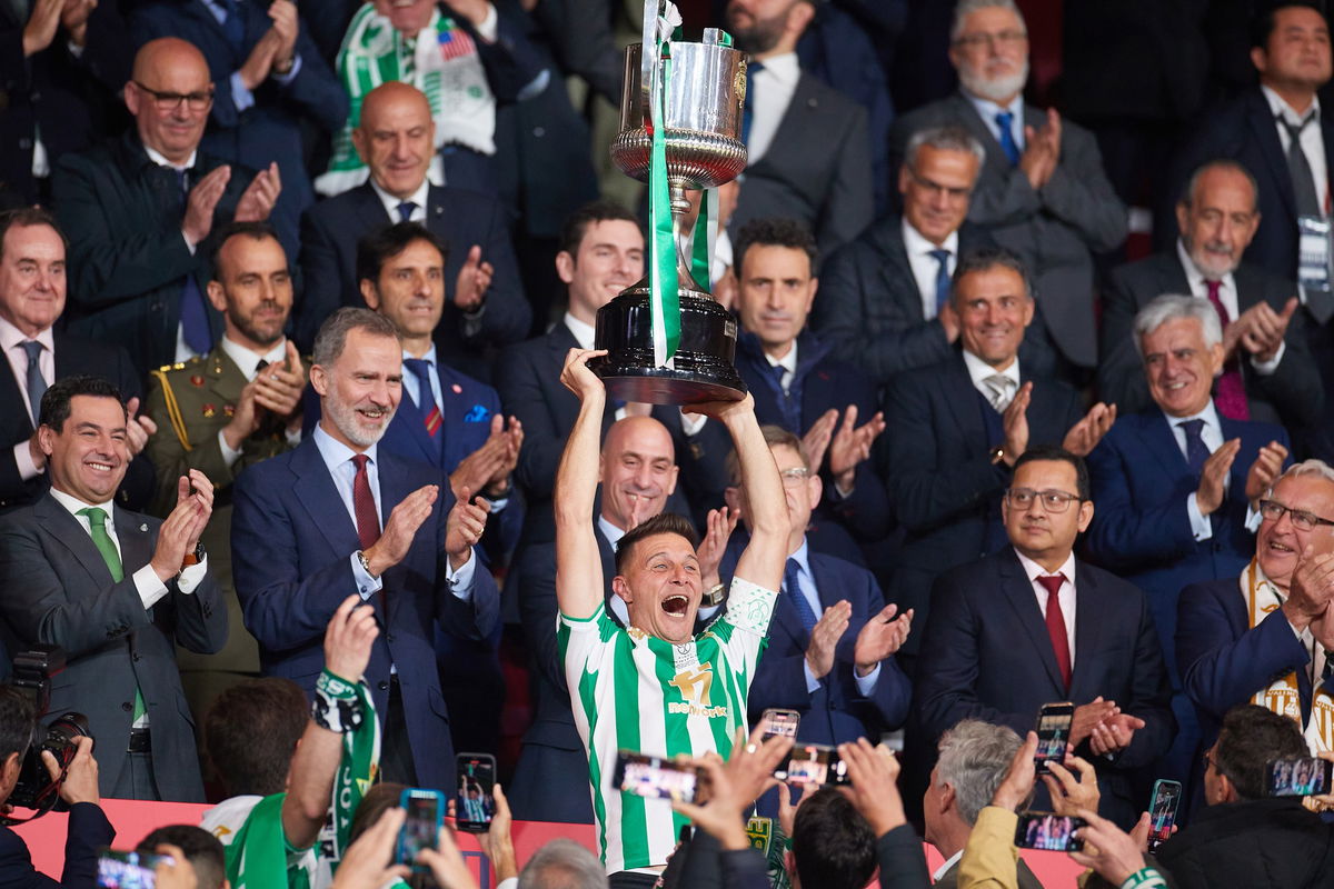 Il Betis vince la Copa del Rey contro il Valencia. Il capitano 41enne Joaquin: “Normale piangere adesso” article-post
