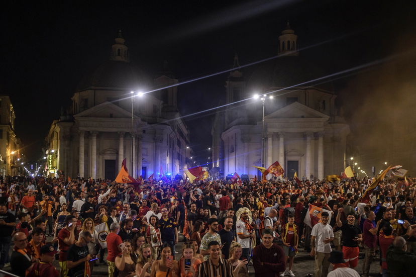 Notte di festa a Roma: la città si colora di giallorosso, ecco le foto preview