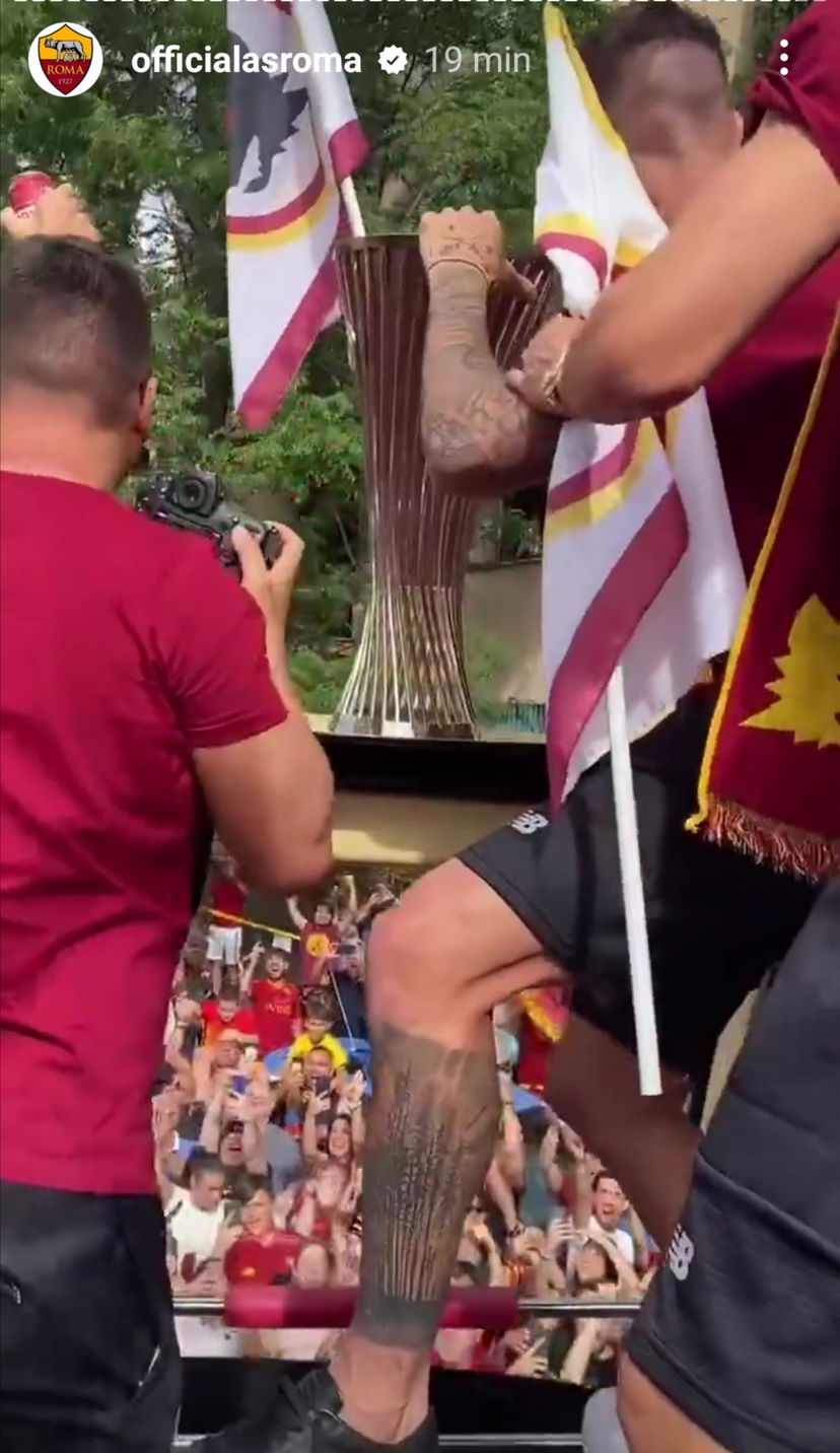 Roma, cominciati i festeggiamenti per la vittoria della Conference League: giro della città sul bus scoperto. Grande entusiasmo in Capitale preview