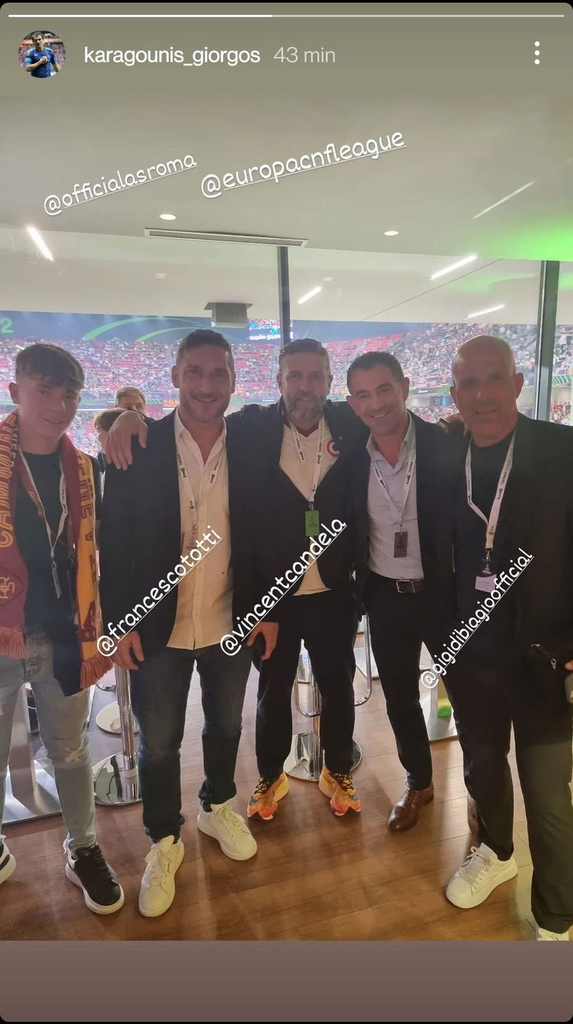 Tirana, c’è anche Totti a tifare la Roma. La foto social preview