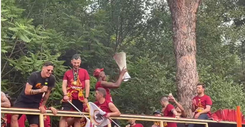 Festa Roma sul pullman scoperto: spuntano anche cori contro la Lazio. Il video preview
