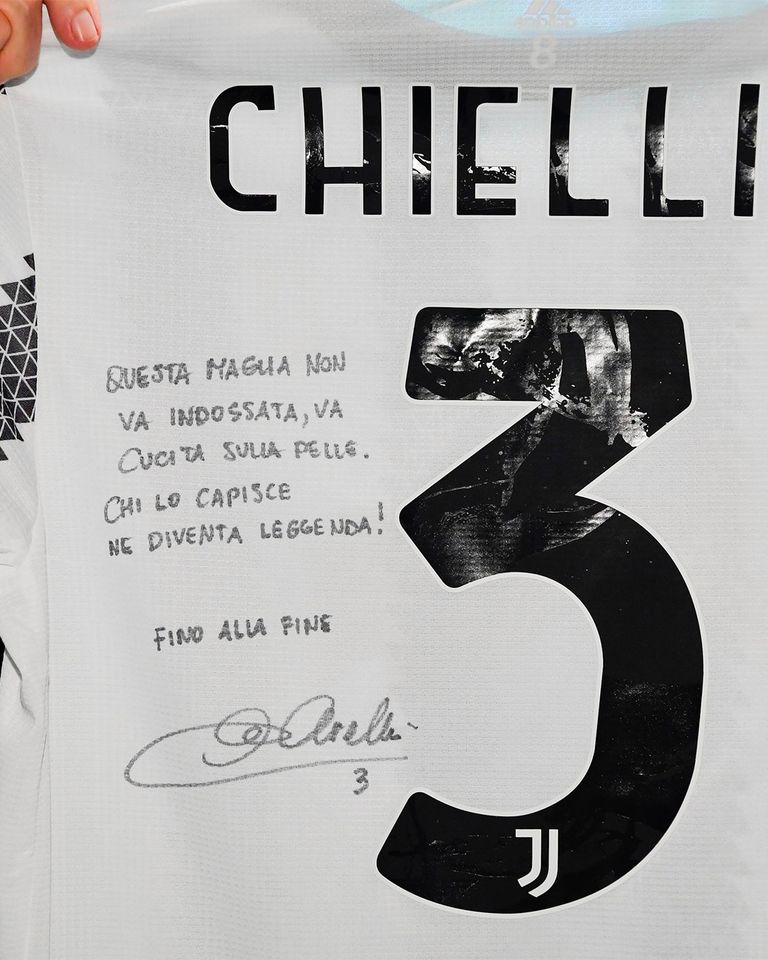 L’aforisma di addio di Chiellini alla Juve: “Questa maglia non va indossata, va cucita sulla pelle. Chi lo capisce ne diventa leggenda!” preview