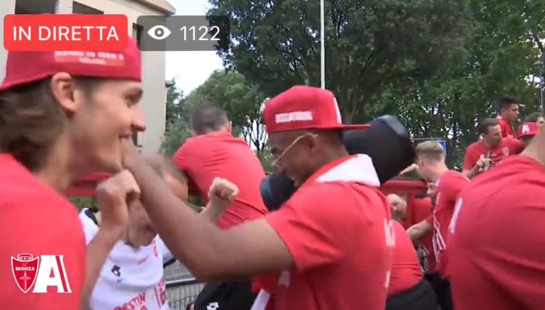 Monza, che festa! Il pullman scoperto sfila per le strade preview