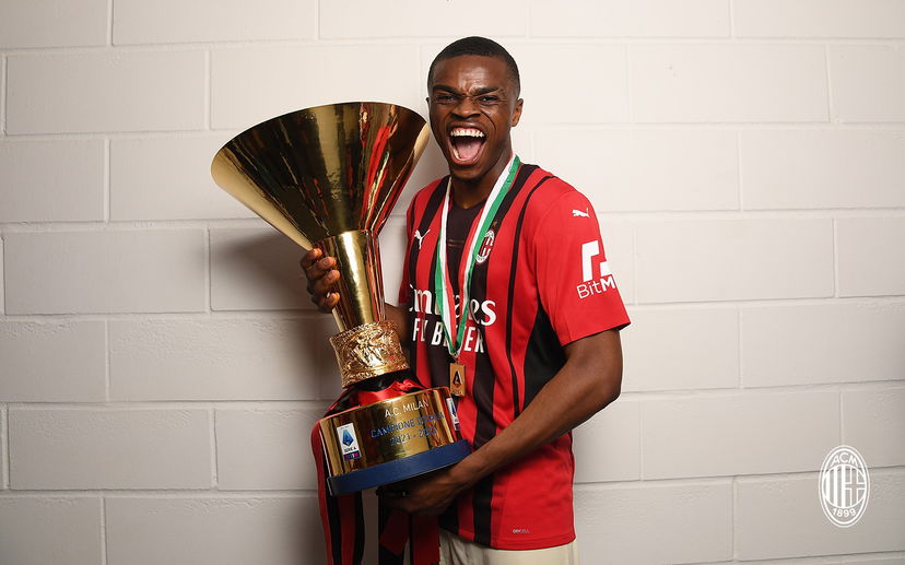 Kalulu in sede per la firma: rinnovo con il Milan fino al 2027 preview
