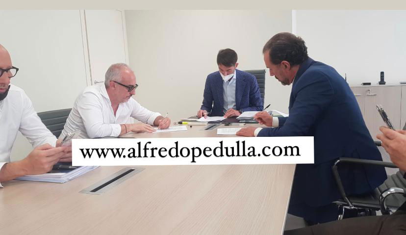 La Reggina a Felice Saladini: ecco la foto della firma dal notaio preview