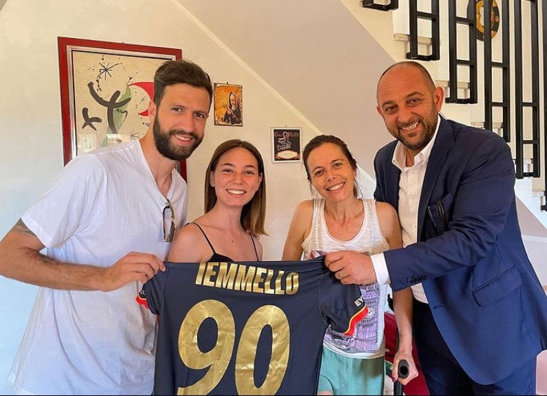 Si rompe tibia e perone per esultare a un gol di Iemmello: il Catanzaro regala una maglia a una tifosa preview