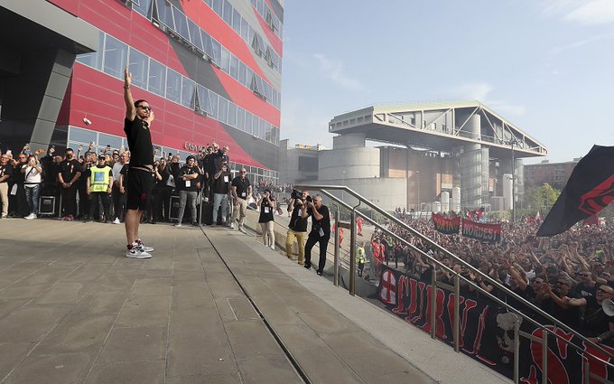 Zlatan, braccia alzate davanti alla sede del Milan: “Casa Ibra” preview